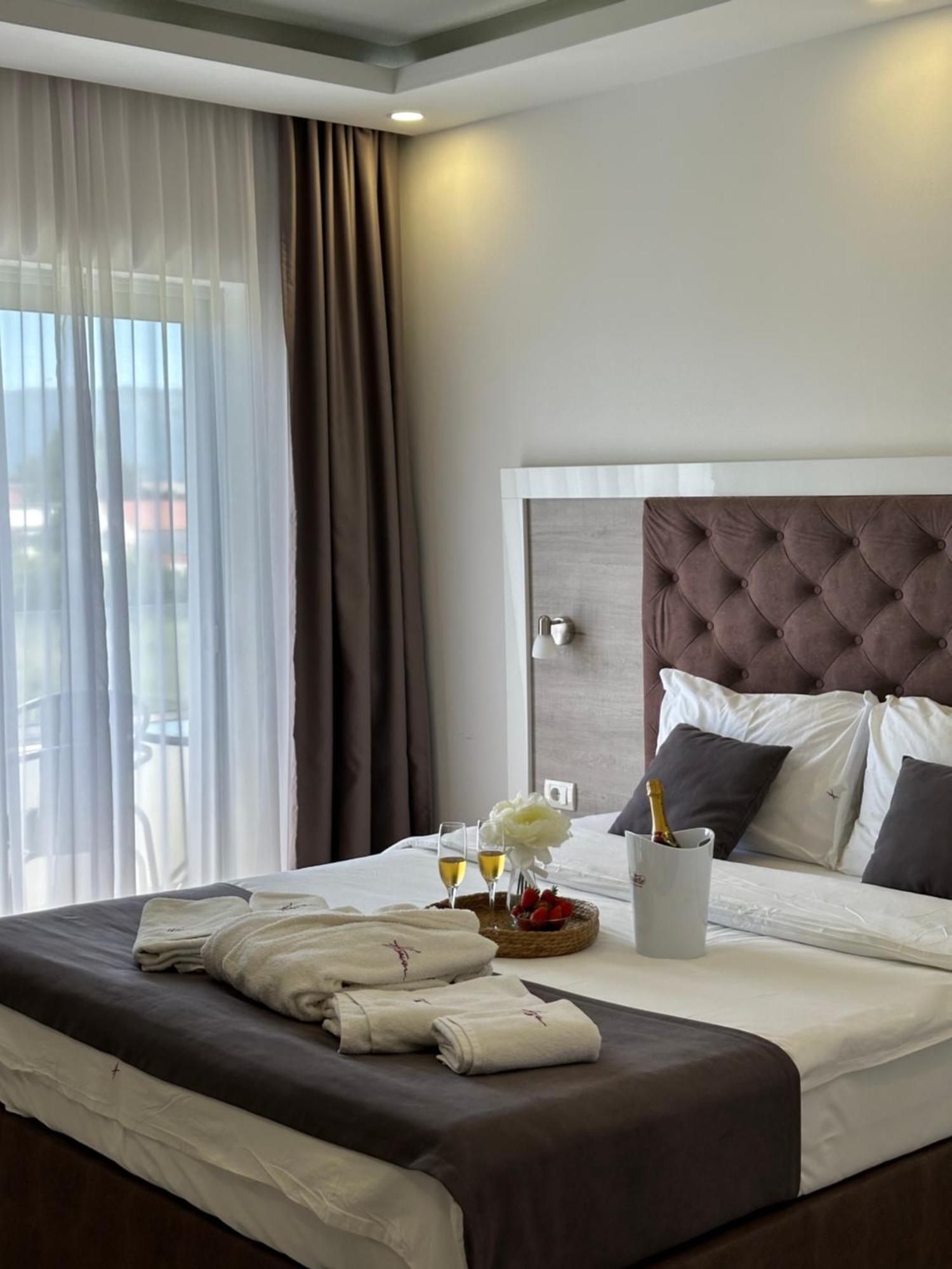 Heaven Lux Ulcinj Hotel Buitenkant foto