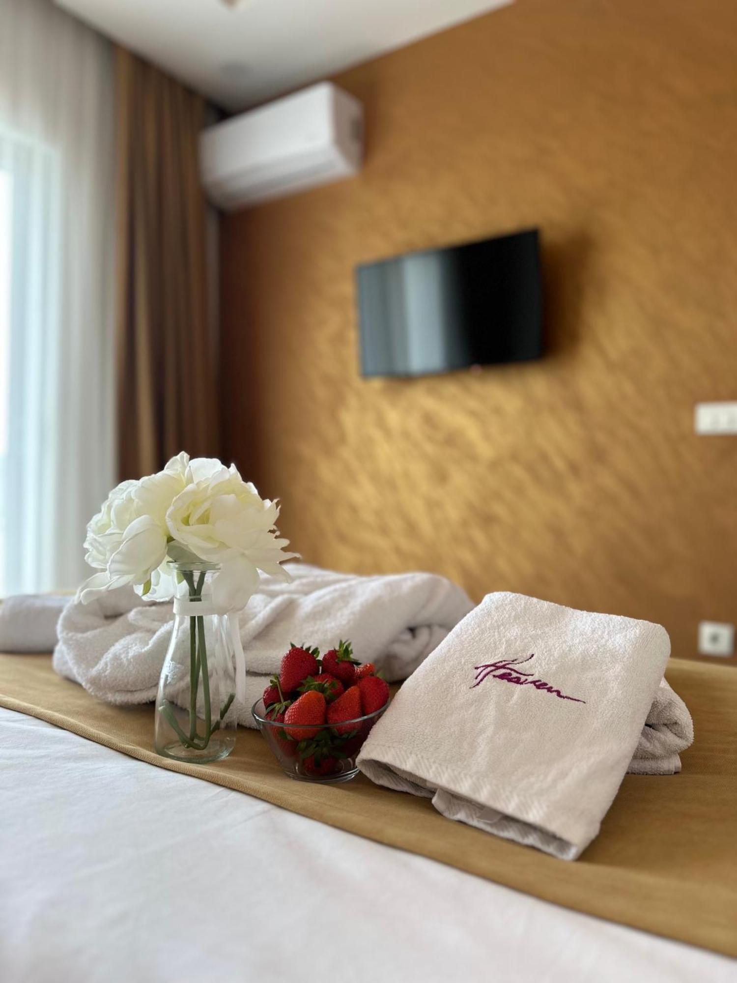 Heaven Lux Ulcinj Hotel Buitenkant foto