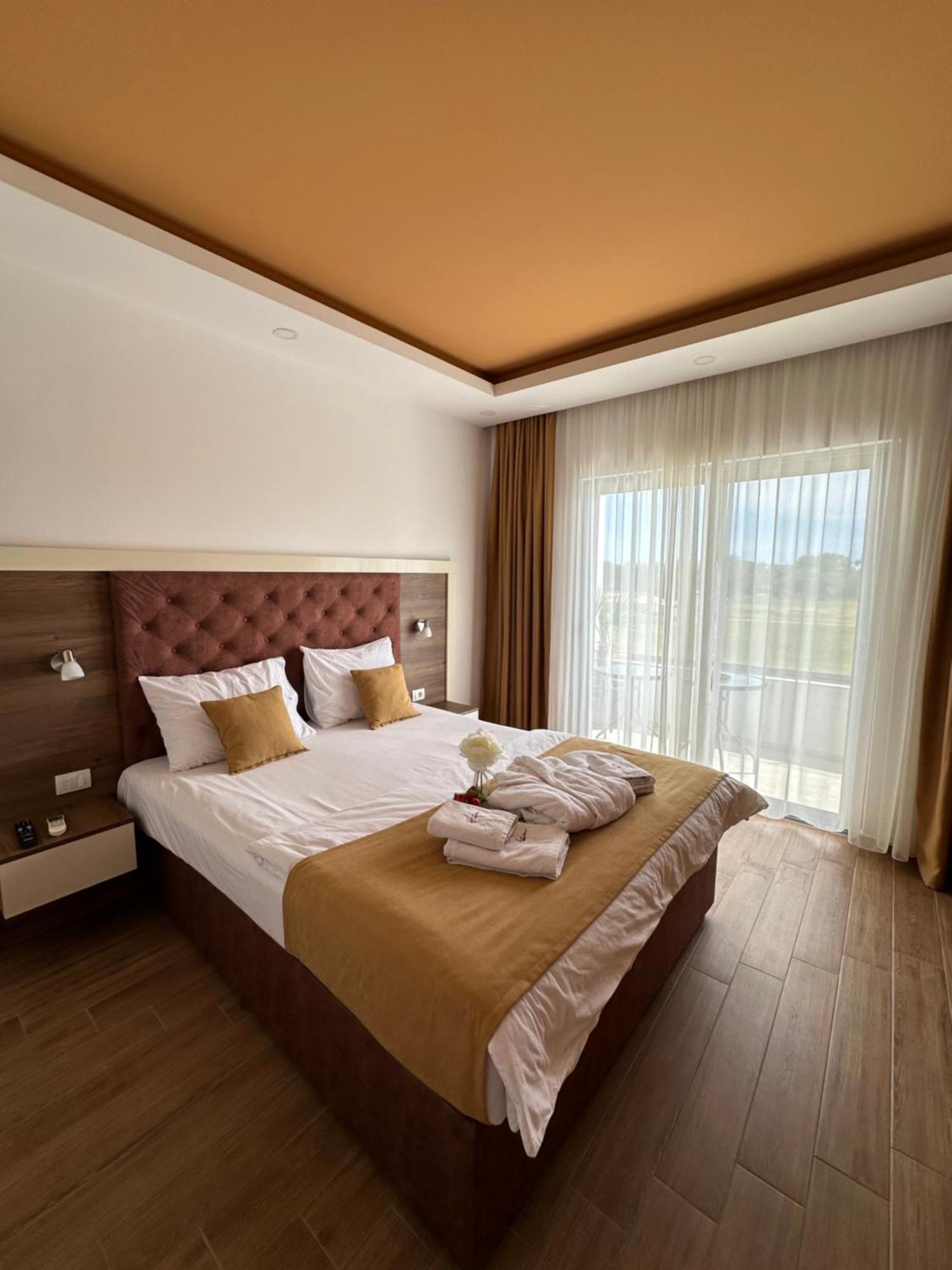 Heaven Lux Ulcinj Hotel Buitenkant foto